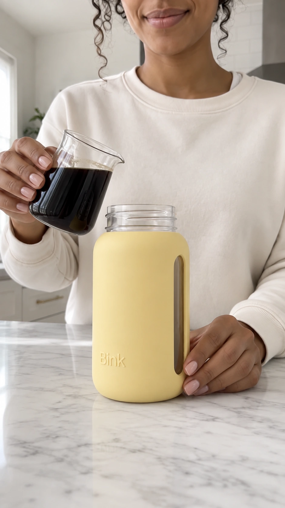 Reference image of the model holding coffee concentrate